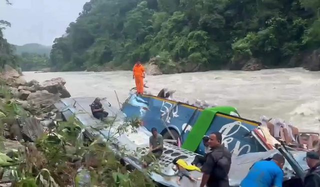 Nepal'de yolcu otobüsü kayarak yoldan çıktı: 14 ölü