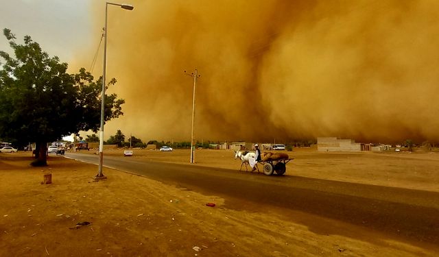 Sudan'da meydana gelen şiddetli kum fırtınası yaşamı olumsuz etkiledi