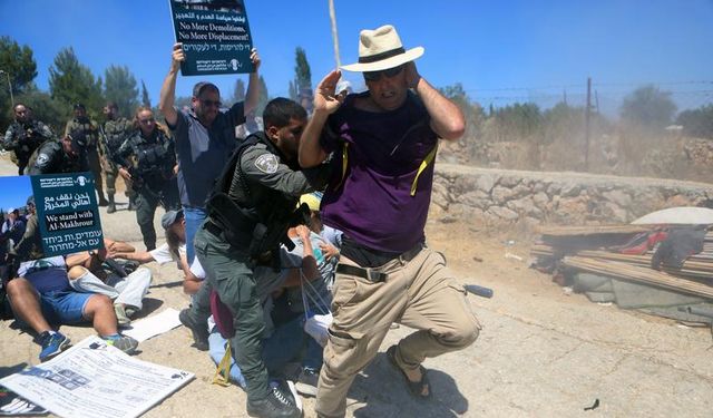 İsrail güçleri, işgale karşı protesto düzenleyen eylemcileri gözaltına aldı