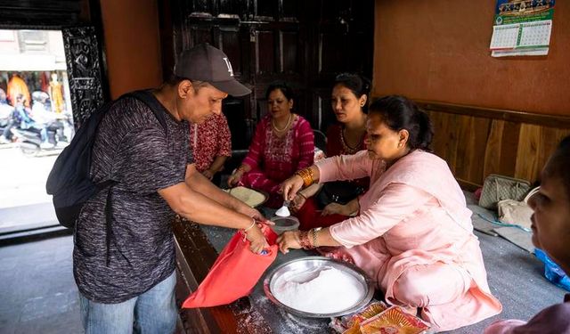 Nepal'de Pancha Dan Festivali'ni kutlayan Budistler çeşitli hediyeler dağıttı