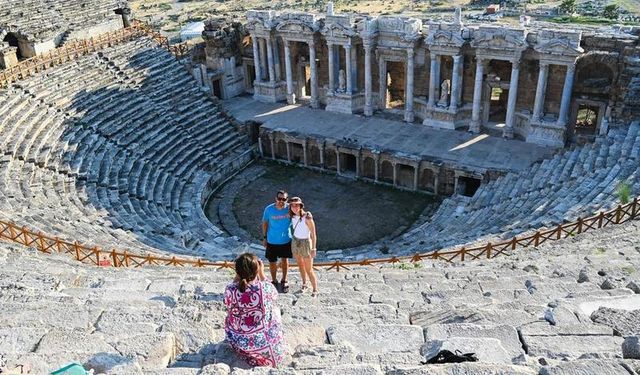 Pamukkale'deki Hierapolis antik kentine turistlerden yoğun ilgi