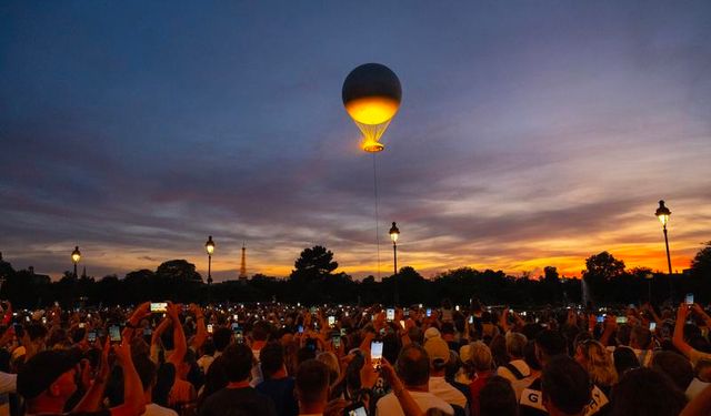 Paris'te olimpiyat ateşi balonuna yoğun ilgi