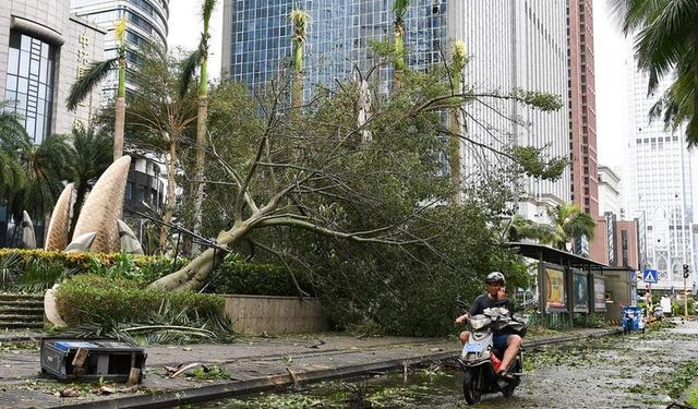 Çin'in Hainan eyaleti, Yagi Tayfunu'nun ardından hava ve deniz trafiğini yeniden başlattı