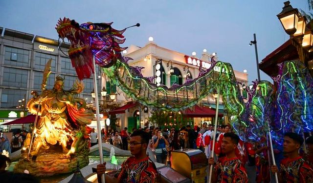 Endonezya'da Güz Ortası Festivali kutlamaları renkli görüntülerle sahne oldu