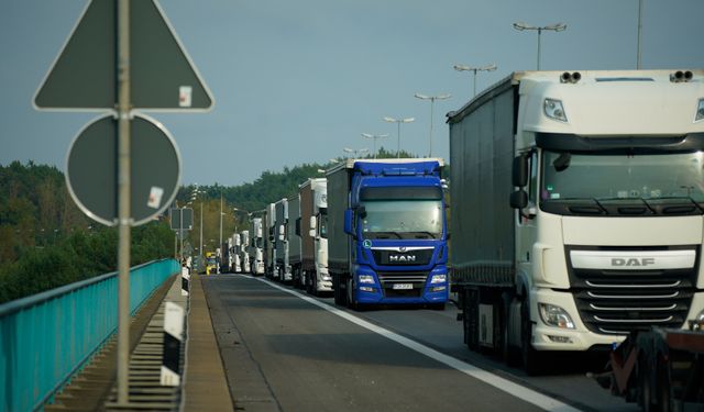 Almanya'nın pasaport kontrollerine yeniden başlamasıyla sınırlarda kuyruklar oluştu