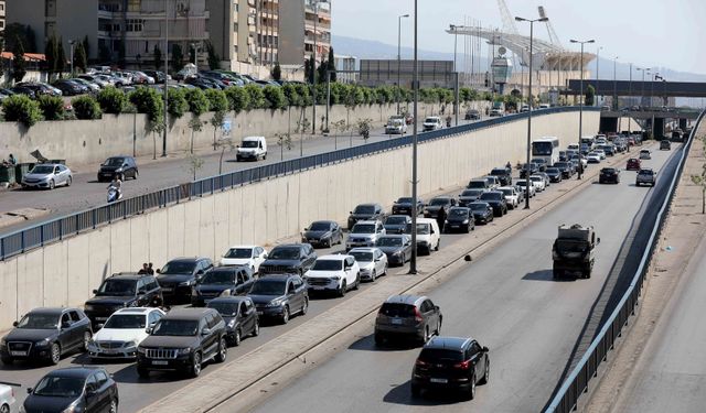 İsrail'in Lübnan'a yönelik hava saldırılarında yaklaşık 500 kişi hayatını kaybetti