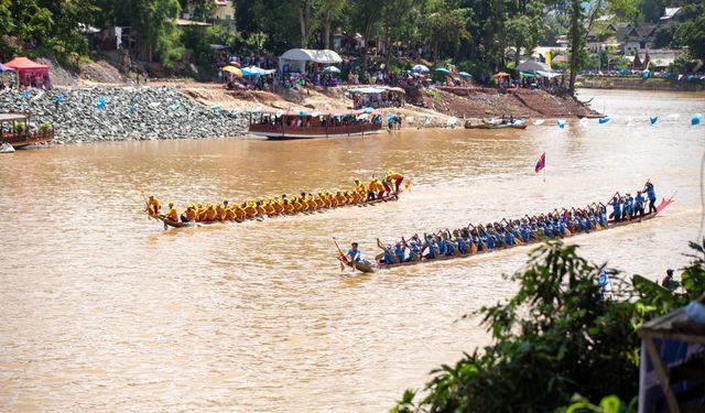 Laos'ta ejderha teknesi yarışı festivali düzenlendi