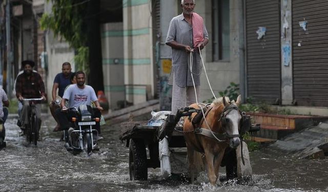 Hindistan'ın kuzey bölgeleri şiddetli yağışa teslim oldu