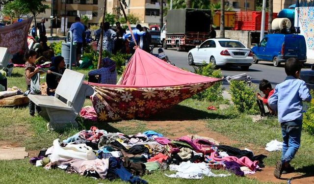 İsrail saldırıları nedeniyle Lübnan'da binlerce kişi yerinden oldu