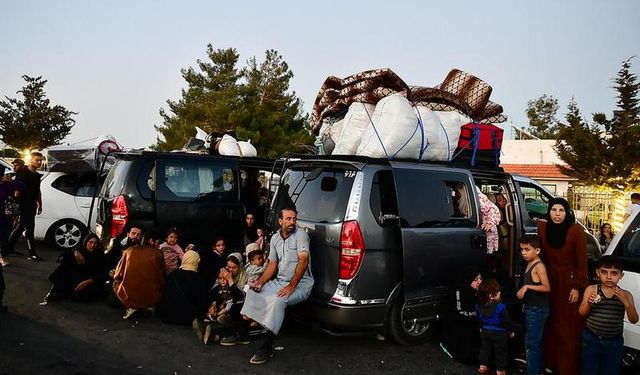 İsrail saldırılarından kaçan Lübnanlılar Suriye sınırında uzun kuyruklar oluşturdu