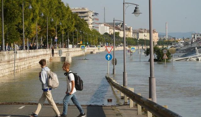 Şiddetli yağışlar nedeniyle Budapeşte'de Tuna Nehri taştı