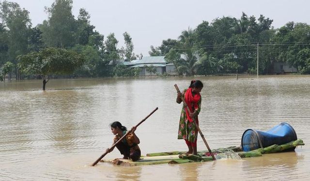 Bangladeş şiddetli yağışların yol açtığı sellerle boğuşuyor