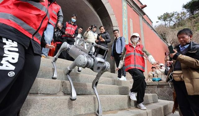 Çin'de ağır yük taşıma görevlerinde kullanılacak robot köpek sahada test edildi