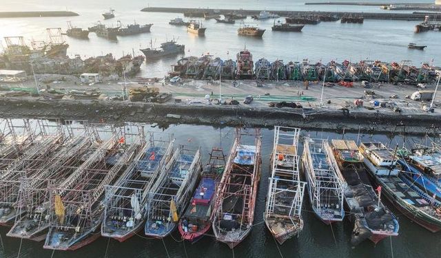 Çin'de avlanma sezonunun başlamasıyla balıkçılar taze deniz ürünlerini pazar için hazırlıyor