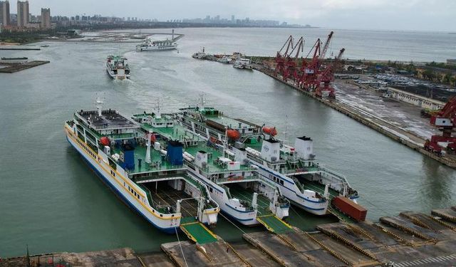 Çin'in Haikou kentinde Trami Tayfunu'nun hafiflemesiyle limanlar yeniden faaliyete geçti