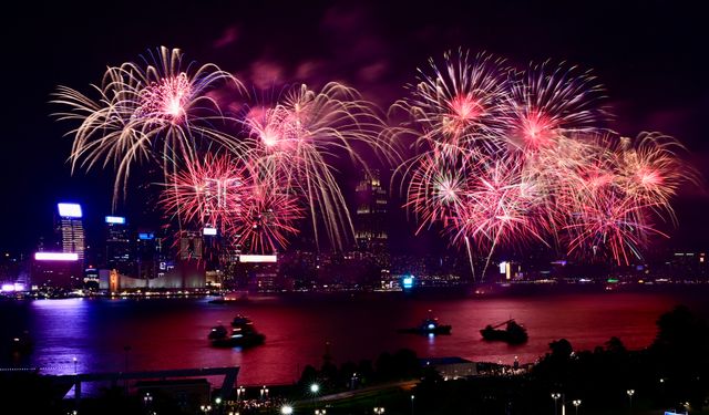 Çin Halk Cumhuriyeti'nin kuruluşunun 75. yıldönümü Hong Kong'da havai fişeklerle kutlandı