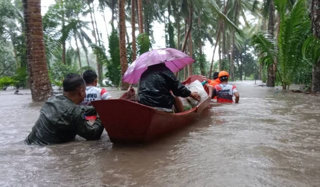 Filipinler'i vuran tropikal fırtına 380.000 kişiyi olumsuz etkiledi