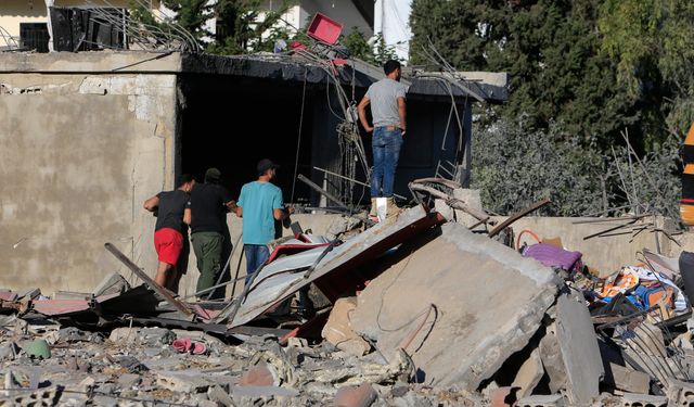 İsrail, Lübnan'ın Ensariye beldesine saldırdı