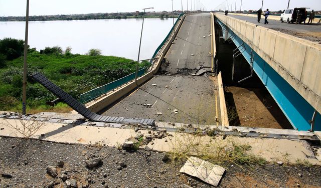 Sudan'daki Al-Halfaya Köprüsü çatışmalar nedeniyle yıkıldı