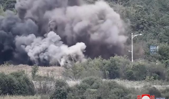 Kuzey Kore, Güney Kore ile arasındaki kara ve demiryollarını havaya uçurdu