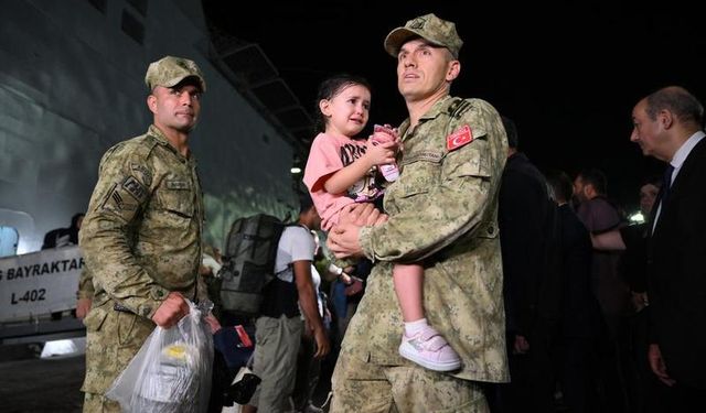 Lübnan'dan tahliye edilen Türk vatandaşları Mersin'e ulaştı