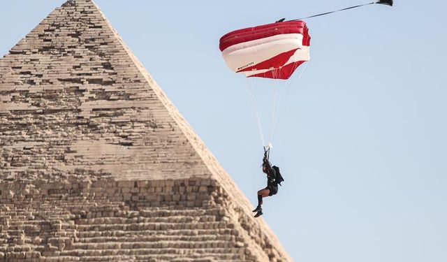 Mısır Piramitleri manzarasında paraşüt festivali