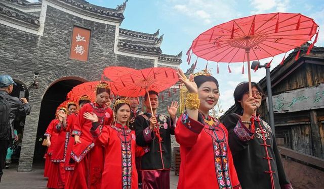 Çin'in Fenghuang Antik Kenti'nde yüzlerce çift geleneksel düğün töreniyle dünya evine girdi