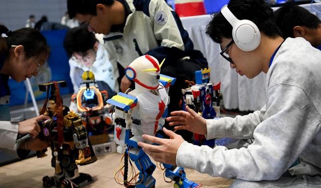 Çin'in Shaanxi eyaletinde robotlar yarıştı