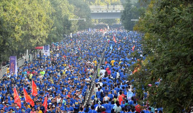 Çin'deki 2024 Zhengzhou Maratonu'na yoğun katılım