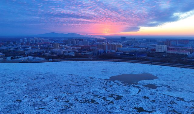 Çin'in Fujin kentindeki Songhua Nehri buzlarla kaplandı