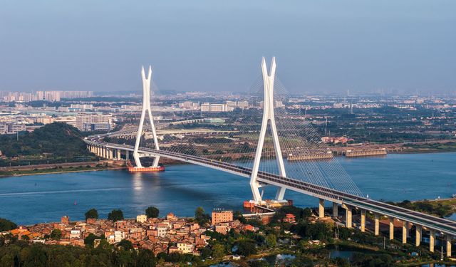 Çin'in güneyindeki Fulong Xijiang süper köprüsü trafiğe açılıyor