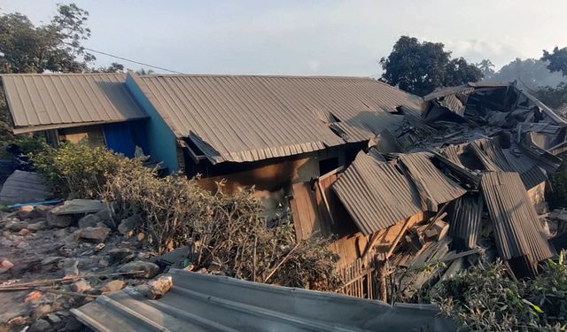 Lewotobi Yanardağı 10 kişinin ölümüne yol açtı, bölgedeki evler büyük hasar gördü