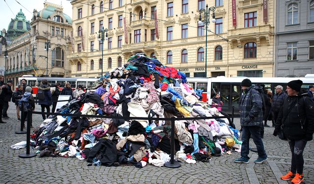 Prag'da tekstil atıklarına dikkat çekmek için giysi yığını oluşturuldu