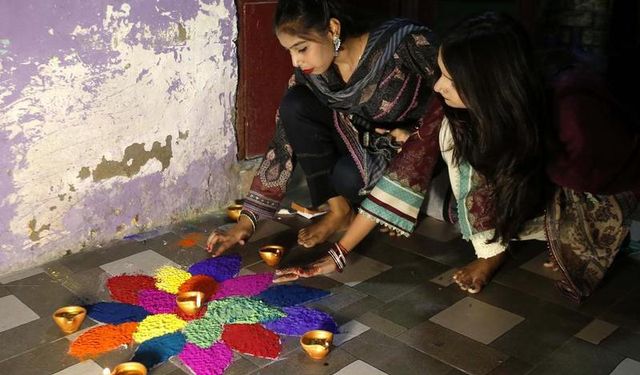 Pakistan'da ışık festivali Diwali kutlanıyor