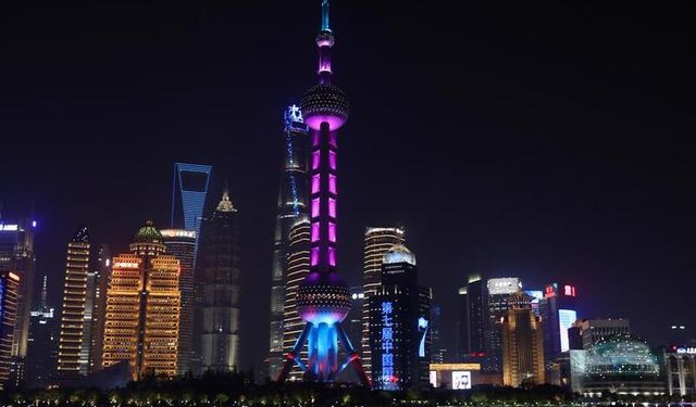 Shanghai'daki simge yapılar 7. Çin Uluslararası İthalat Fuarı için ışıklandırıldı