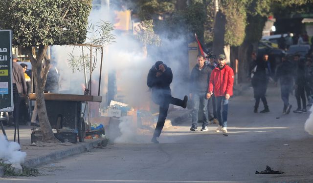 Batı Şeria'daki Cenin Mülteci Kampı'nı kuşatan Filistin güvenlik güçleri protesto edildi