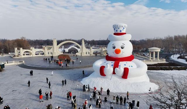 Çin'in Harbin kentinde 20 metre yüksekliğindeki dev kardan adam ziyaretçilerin ilgi odağı oldu