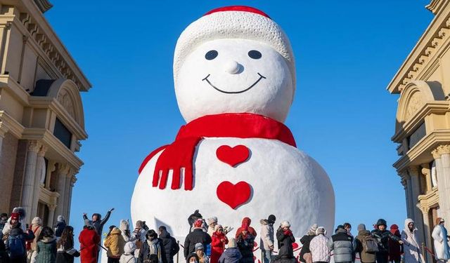 Çin'in Harbin kentinde dev kardan adam turistlerin ilgi odağı oldu