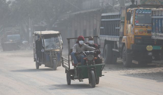 Bangladeş'in başkenti Dakka'da sıcaklıkların azalmasıyla hava kalitesi kötüleşti