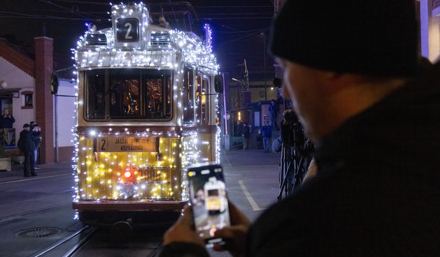 Budapeşte'de tramvaylar Noel ışıklarıyla süslendi