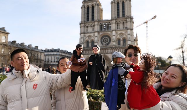 Çinli sanatçılardan Notre Dame Katedrali önünde sürpriz el kuklası gösterisi