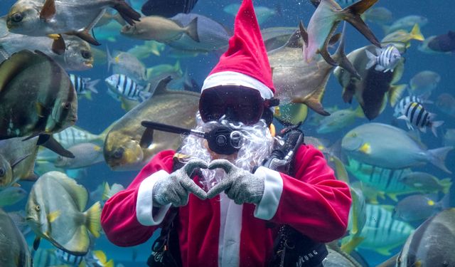 Endonezya'da Noel Baba kılığındaki dalgıcın gösterisi ilgi çekti