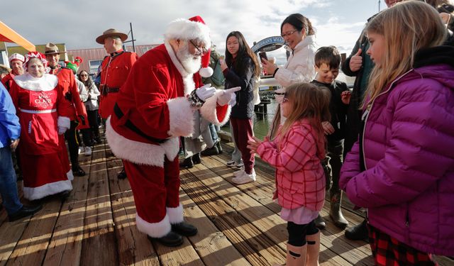 Kanada'nın Richmond kentinde Noel Baba'nın Tekneyle Gelişi etkinliği düzenlendi