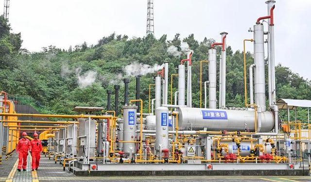 Çin'de faaliyete geçen 15 yeni kaya petrolü kuyusunun günlük petrol üretim hacmi 600.000 metreküp arttı