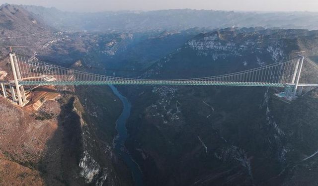 Çin'de inşa edilen dünyanın en yüksek köprüsü tamamlanmak üzere