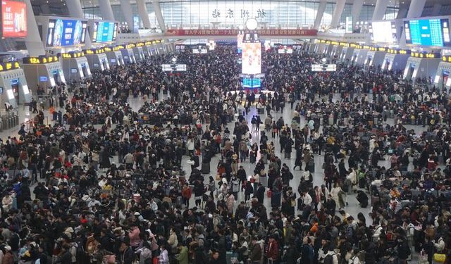 Çin'de yaklaşan Bahar Bayramı öncesi tren istasyonları yolcularla dolup taştı