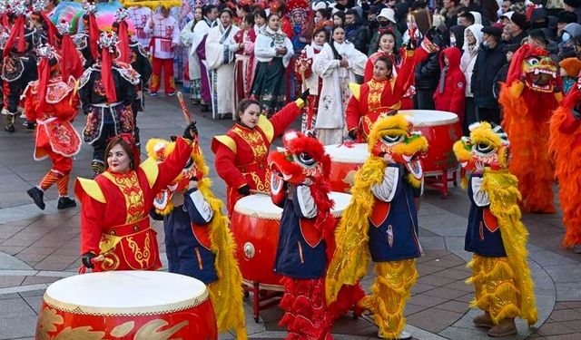 Çin'in Urumqi kentinde düzenlenen Shehuo galası renkli görüntülere sahne oldu