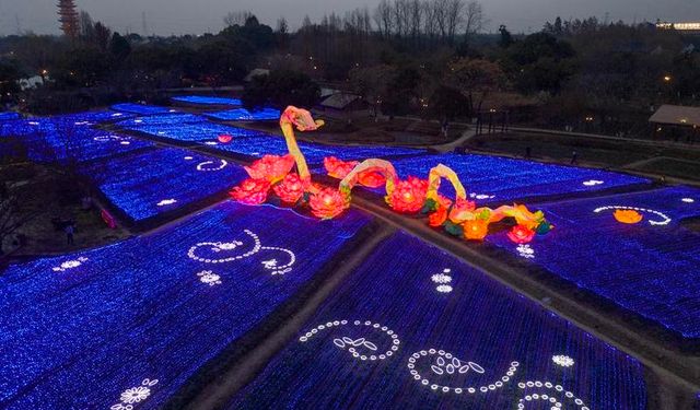 Çin'in Wuzhen kentinde düzenlenen yüzen fener festivali renkli görüntülere sahne oldu