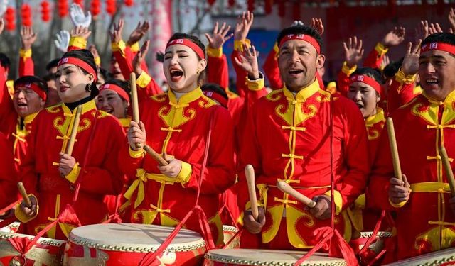 Çin'in Xinjiang Uygur Özerk Bölgesi'nde düzenlenen köy galasında çeşitli kültürel performanslar sergilendi