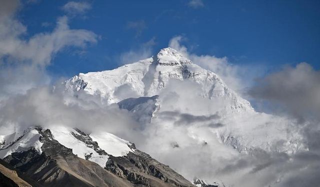 Everest Dağı'nın Çin'deki bölümünü ziyaret eden yabancı turist sayısı 2024'te ikiye katlandı